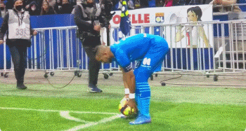 屡献争议判罚！西媒：皇马vs塞尔塔主裁可能被降回西乙执法