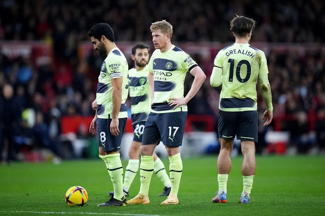 萨拉赫炮轰主帅引震荡！利物浦高层力挺斯洛特，冬窗离队危机加剧（萨拉赫怒斥主帅掀风波！利物浦高层力保斯洛特，冬窗离队风险升级）