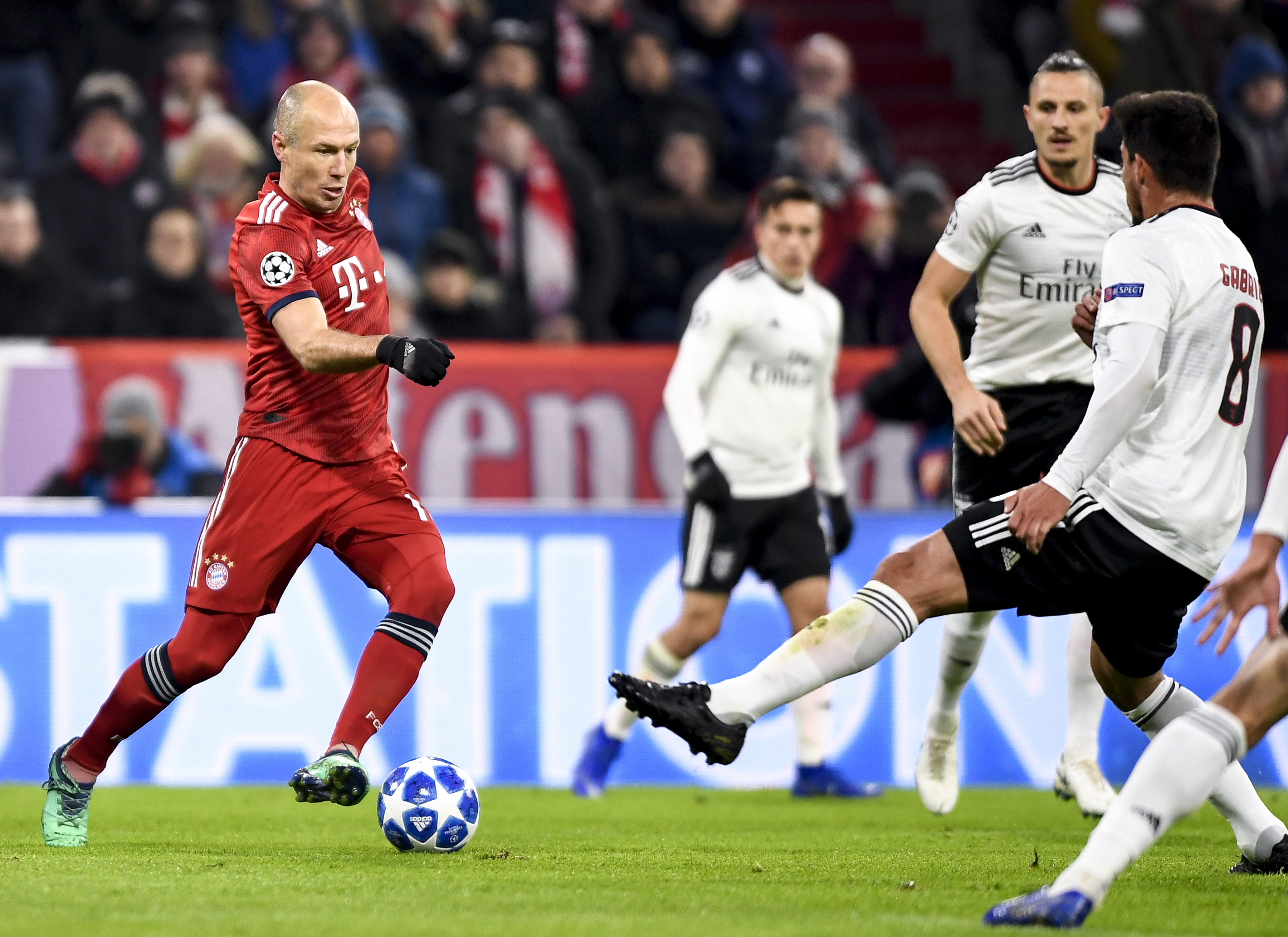 篮球湖人球员训练中展现惊人弹跳（湖人球员训练中上演惊人弹跳）