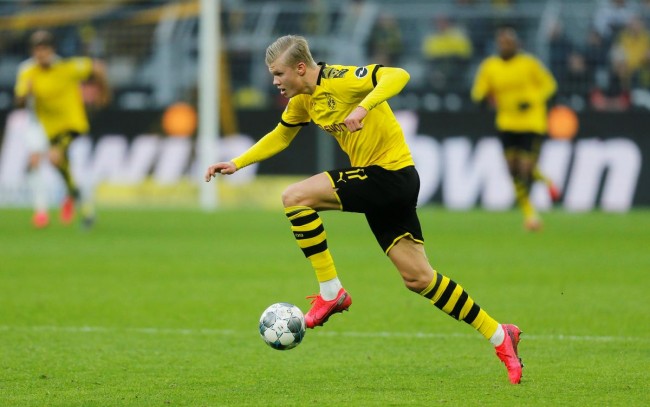 萨拉赫C罗面临相似十字路口，无法接受境遇的巨星将如何抉择？（萨拉赫与C罗同处抉择关口：不甘现状的巨星将走向何方？）