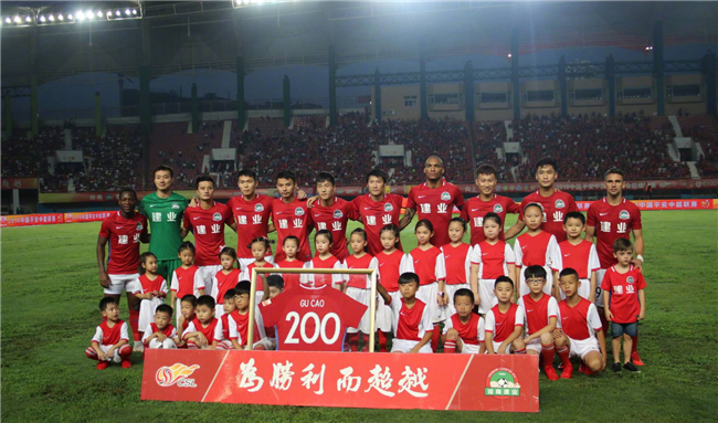 雪上飞驰，心向苍穹——滑雪运动的激情与蜕变（踏雪飞扬，志逐云天——滑雪的燃情与蜕变）