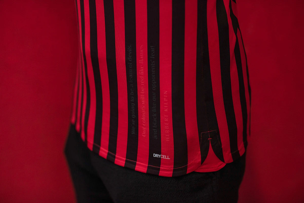 热议U22男足输越南：五后卫+偏哨都输了，非要国际日去忙全运（U22国足负越南引热议：五后卫保守难奏效，疑似偏哨也难救场，国际比赛日仍分心全运会）